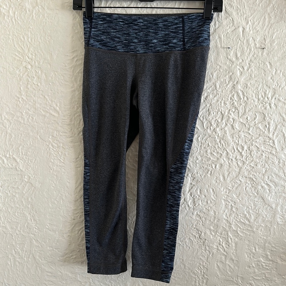 Athleta Splits Revelation Cropped Capri Leggings Gray Blue XS - Picture 3 of 13